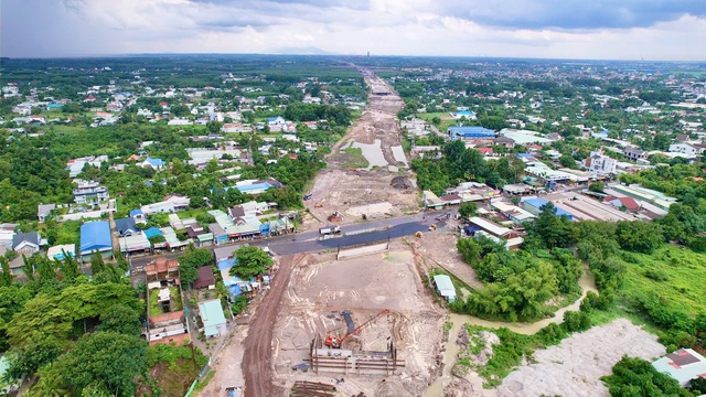Chủ tịch tỉnh Đồng Nai phê bình chậm tiến độ 2 dự án giao thông trọng điểm - Ảnh 2.