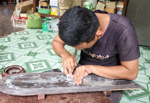 Nghề khảm xà cừ truyền thống đưa người dân đến tương lai khấm khá - Ảnh 4.