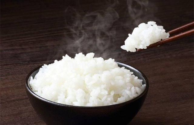 Đừng nấu cơm như cũ nữa, thêm thứ này vào ngon dẻo hết ý - Ảnh 1.