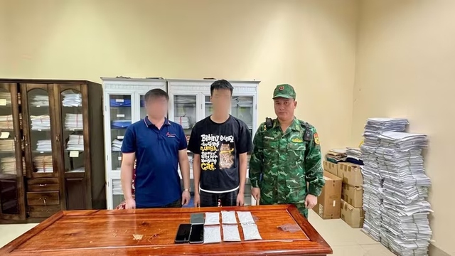 Con trai giúp bố đẻ vận chuyển trái phép 6kg bạc qua Cửa khẩu Móng Cái- Ảnh 2.