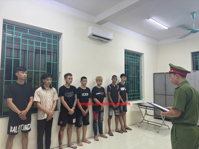 Khởi tố nhóm thanh niên ném vỏ chai vào ô tô đi đường- Ảnh 1. Khởi tố nhóm thanh niên ném vỏ chai vào ô tô đi đường- Ảnh 1.