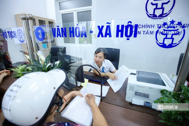Chấn chỉnh tình trạng "cò làm giấy tờ" tại Trung tâm phục vụ hành chính công - Ảnh 1.