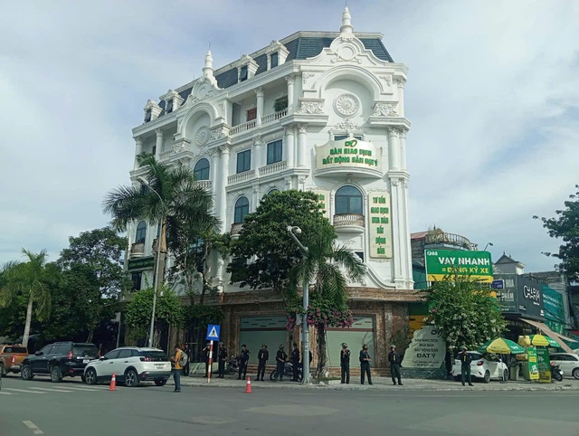 Vụ khám tòa biệt thự ở Thanh Hóa: Bắt tạm giam 8 đối tượng trong băng nhóm   - Ảnh 2.