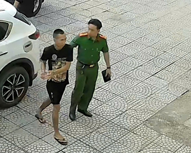 Kẻ rút dao đâm người vì mâu thuẫn trong việc xưng hô ra đầu thú- Ảnh 1. Kẻ rút dao đâm người vì mâu thuẫn trong việc xưng hô ra đầu thú- Ảnh 1.
