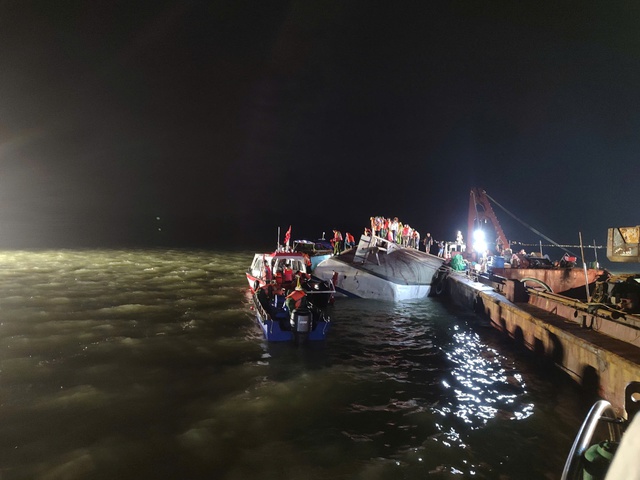 Vụ đắm tàu trên vịnh Hạ Long: Mưa giông ập đến bất ngờ qua lời kể của du khách- Ảnh 2. Vụ đắm tàu trên vịnh Hạ Long: Mưa giông ập đến bất ngờ qua lời kể của du khách- Ảnh 2.