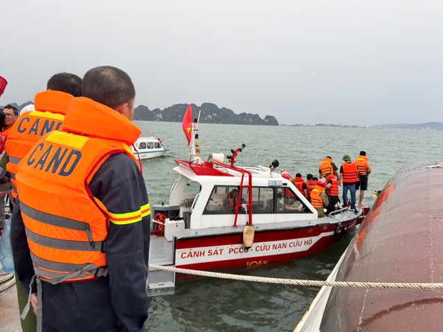Thủ tướng yêu cầu khẩn trương tìm kiếm cứu nạn, khắc phục hậu quả vụ lật tàu Quảng Ninh
- Ảnh 1. Thủ tướng yêu cầu khẩn trương tìm kiếm cứu nạn, khắc phục hậu quả vụ lật tàu Quảng Ninh
- Ảnh 1.