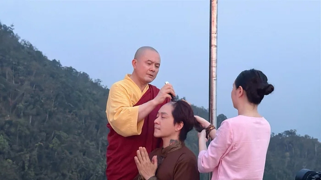 Ca sĩ Tuấn Hưng xuống tóc vì lí do gây xúc động- Ảnh 1. Ca sĩ Tuấn Hưng xuống tóc vì lí do gây xúc động- Ảnh 1.