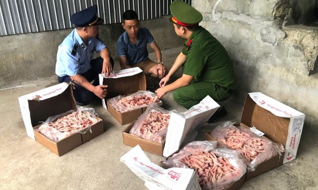 Tiêu huỷ 1 tấn chân gà đông lạnh mua trôi nổi trên mạng xã hội- Ảnh 1.