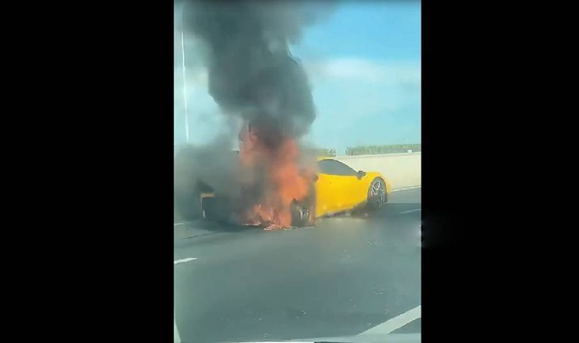 Siêu xe Ferrari bốc cháy ngùn ngụt khi đang chạy trên phố- Ảnh 1.