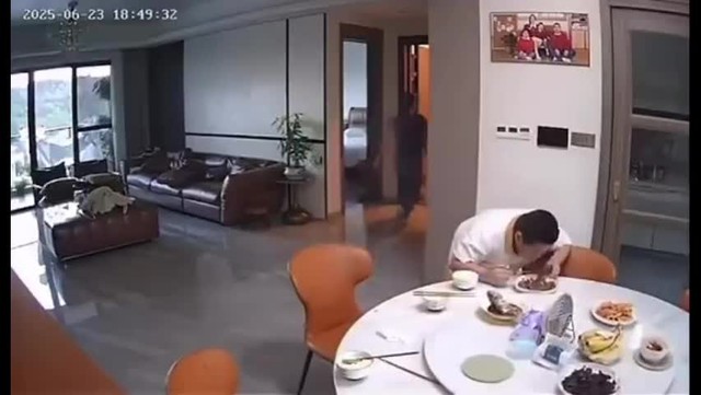 Cả nhà tháo chạy vì động đất, cậu bé vẫn quay lại để ăn nốt.