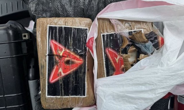 Đang dạo biển, người dân sốc nặng khi phát hiện thứ trị giá 13 tỷ đồng dạt vào bờ- Ảnh 2.