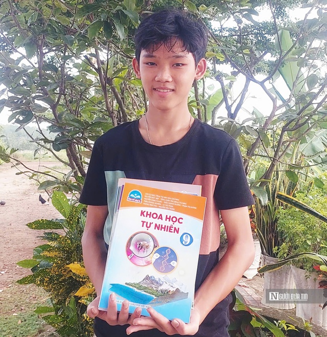 Mỗi trang sách, một hy vọng thay đổi cuộc đời của cậu học trò nghèo mồ côi- Ảnh 2.
