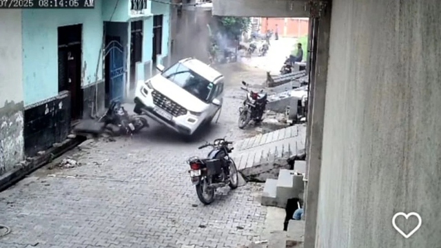 Bé trai điều khiển ô tô đâm hàng loạt xe máy trên phố - Ảnh 1.