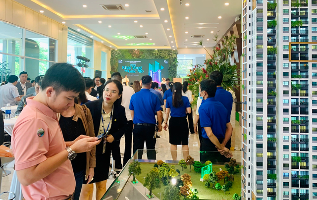 Người trẻ mua nhà - Bài 1: Giá nhà phi mã, thu nhập bèo bọt, người trẻ Việt lỡ dở giấc mộng an cư? - Ảnh 2.