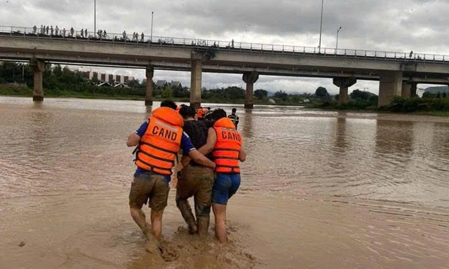 Công an Quảng Ngãi cứu sống 2 anh em suýt đuối nước trên sông Đăk Bla- Ảnh 2. Công an Quảng Ngãi cứu sống 2 anh em suýt đuối nước trên sông Đăk Bla- Ảnh 2.