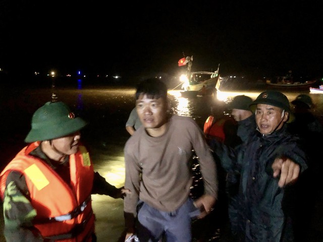 Hà Tĩnh: Kịp thời cứu hộ, đưa 34 người trên tàu chìm vào bờ an toàn- Ảnh 2.