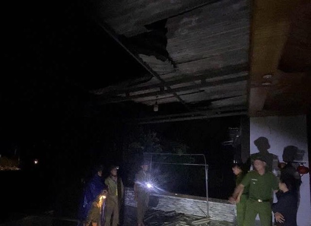 Hà Tĩnh: Nhanh chóng khắc phục hậu quả giông lốc, khiến nhiều nhà dân bị tốc mái- Ảnh 2. Hà Tĩnh: Nhanh chóng khắc phục hậu quả giông lốc, khiến nhiều nhà dân bị tốc mái- Ảnh 2.