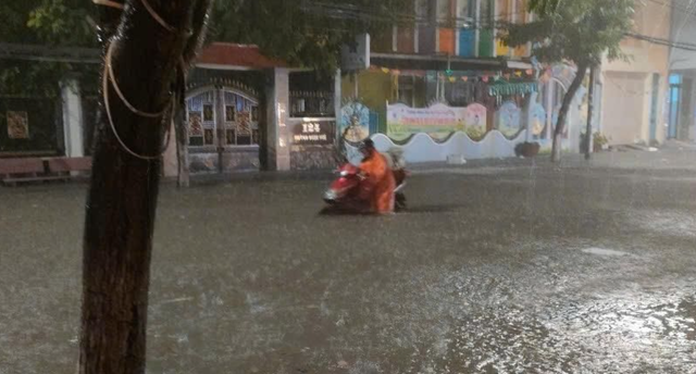 Chính quyền Đà Nẵng nói gì khi mưa gây ngập nặng giữa mùa hè?- Ảnh 1.