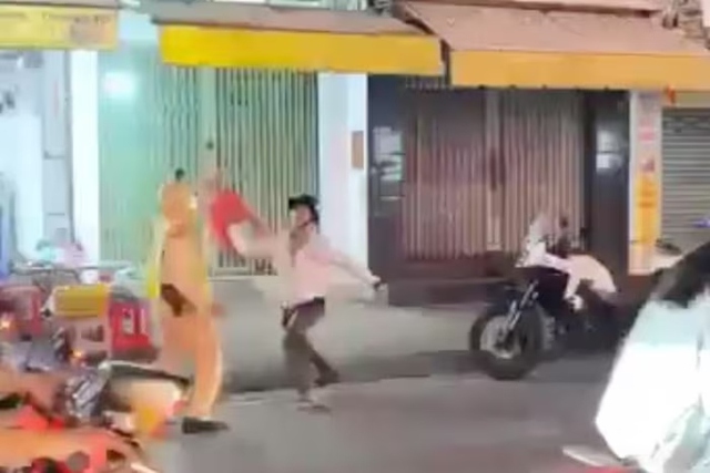 Người đàn ông dùng ghế nhựa tấn công CSGT khi bị kiểm tra nồng độ cồn- Ảnh 1.
