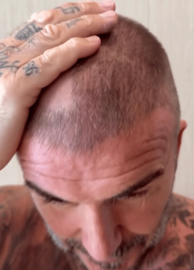 Cựu cầu thủ David Beckham gặp sự cố khi tự cắt tóc tại nhà - Ảnh 1. Cựu cầu thủ David Beckham gặp sự cố khi tự cắt tóc tại nhà - Ảnh 1.