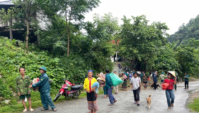 Nghệ An: Di dời khẩn cấp hàng chục hộ dân xã biên giới có nguy cơ sạt lở núi - Ảnh 1.