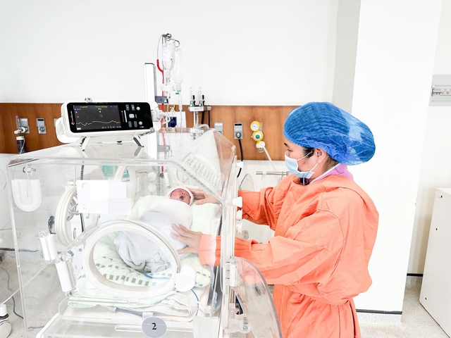 Chủ tịch tỉnh Gia Lai khen thưởng cho ekip vượt 100km cấp cứu thành công cho em bé sinh non người Lào- Ảnh 2. Chủ tịch tỉnh Gia Lai khen thưởng cho ekip vượt 100km cấp cứu thành công cho em bé sinh non người Lào- Ảnh 2.