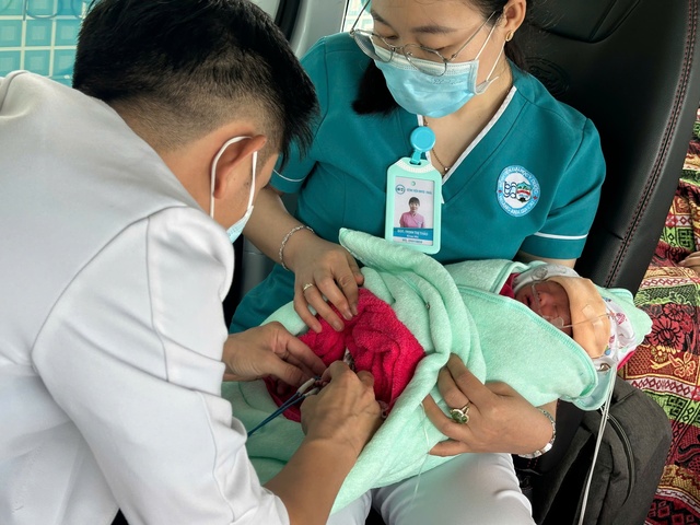 Chủ tịch tỉnh Gia Lai khen thưởng cho ekip vượt 100km cấp cứu thành công cho em bé sinh non người Lào- Ảnh 1. Chủ tịch tỉnh Gia Lai khen thưởng cho ekip vượt 100km cấp cứu thành công cho em bé sinh non người Lào- Ảnh 1.