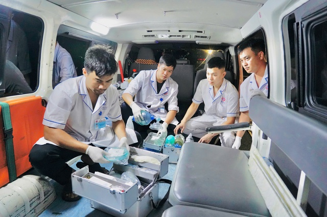Huy động toàn bộ nhân lực bệnh viện tham gia thường trực hỗ trợ cấp cứu thương vong - Ảnh 1.