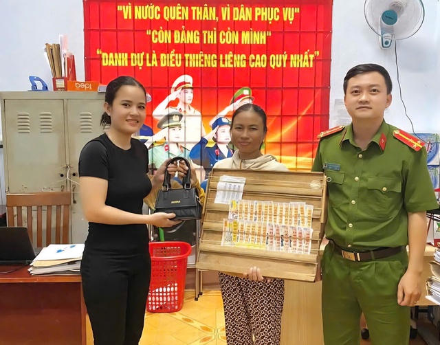 Hành động đẹp của người phụ nữ bán vé số trên Quốc lộ 51, Đồng Nai - Ảnh 1.