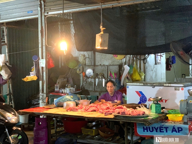 Nghệ An: Thịt lợn chợ truyền thống ế ẩm vì dịch, siêu thị đắt khách - Ảnh 2.