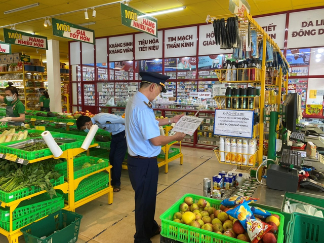 Xử lý nghiêm hành vi lợi dụng mưa bão để đầu cơ, găm hàng, tăng giá bất hợp lý- Ảnh 1. Xử lý nghiêm hành vi lợi dụng mưa bão để đầu cơ, găm hàng, tăng giá bất hợp lý- Ảnh 1.