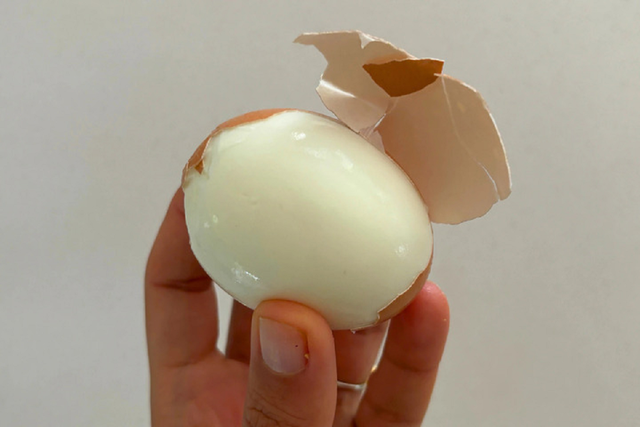 Luộc trứng thả thêm thứ này vào nồi dễ bóc vỏ lại "vàng ươm bắt mắt" - Ảnh 1.