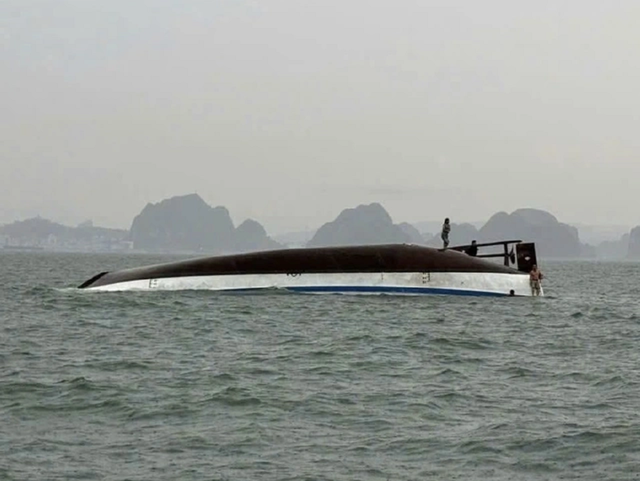 Vụ lật tàu du lịch trên vịnh Hạ Long: Phát hiện thêm 1 nạn nhân - Ảnh 1.