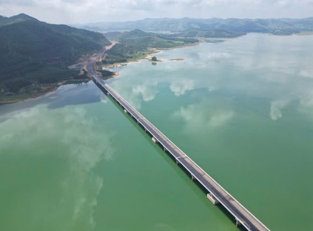 Di dời khẩn cấp 15 hộ dân trong đêm, hồ thủy lợi lớn nhất Thanh Hóa xả lũ- Ảnh 10. Di dời khẩn cấp 15 hộ dân trong đêm, hồ thủy lợi lớn nhất Thanh Hóa xả lũ- Ảnh 10.