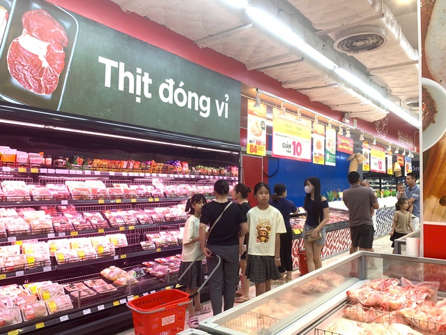 Nghệ An: Thịt lợn chợ truyền thống ế ẩm vì dịch, siêu thị đắt khách - Ảnh 3.