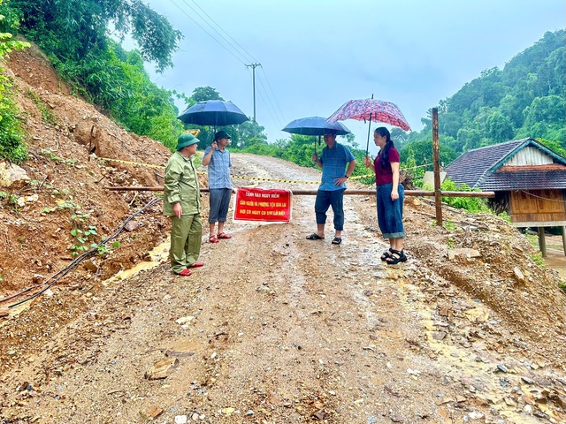 Nghệ An mưa lớn khiến hàng trăm hộ dân cô lập, hàng chục hộ di dời khẩn cấp - Ảnh 2.