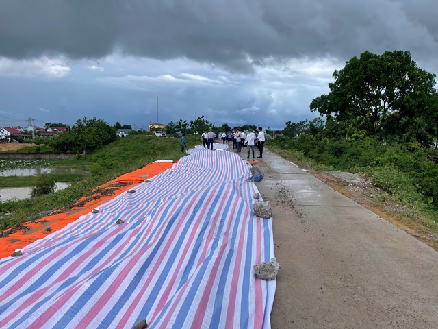 Hà Nội: Hạn chế lưu thông qua tuyến đê bị sụt lún - Ảnh 1.