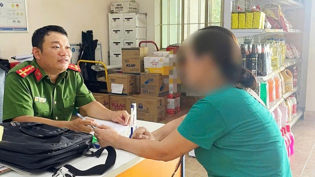 Công an "cứu" một phụ nữ thoát bẫy chuyển hàng chục triệu đồng để nhận quà từ nước ngoài- Ảnh 1. Công an "cứu" một phụ nữ thoát bẫy chuyển hàng chục triệu đồng để nhận quà từ nước ngoài- Ảnh 1.