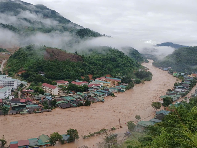 Nghệ An: Lũ về quá nhanh hàng nghìn ngôi nhà ngập sau trong biển nước - Ảnh 2.