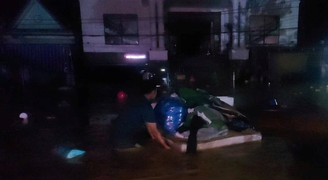 Lũ lên nhanh người dân miền núi Nghệ An thức trắng đêm chạy lũ, 1 người mất tích- Ảnh 4. Lũ lên nhanh người dân miền núi Nghệ An thức trắng đêm chạy lũ, 1 người mất tích- Ảnh 4.