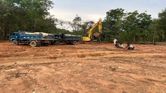 Bắt quả tang 3 đối tượng khai thác khoáng sản trái phép- Ảnh 1. Bắt quả tang 3 đối tượng khai thác khoáng sản trái phép- Ảnh 1.