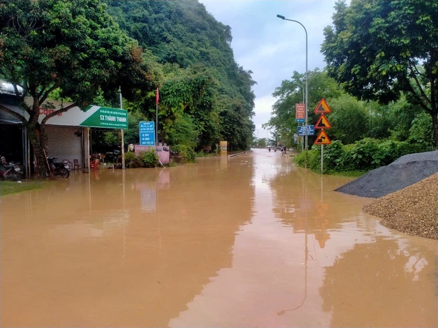 Nghệ An: Lũ về quá nhanh hàng nghìn ngôi nhà ngập sau trong biển nước - Ảnh 8.