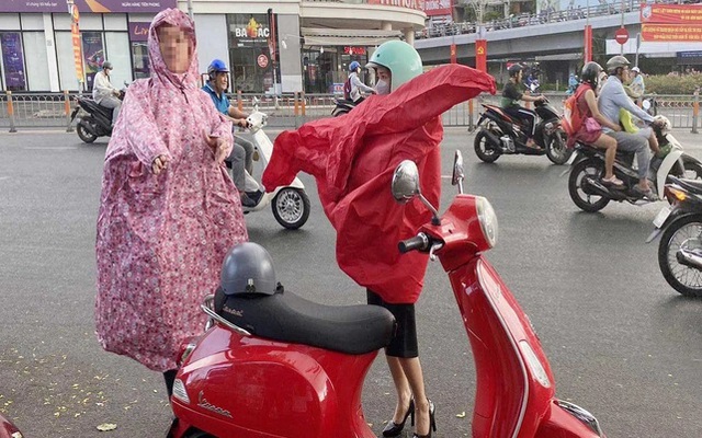Dừng xe mặc áo mưa thế nào để không bị phạt tiền, ai cũng nên biết - Ảnh 1.