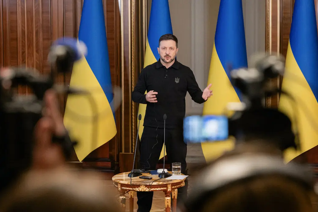 Biểu tình nổ ra ở Ukraine phản đối luật mới gây tranh cãi, ông Zelensky nói gì? - Ảnh 1.