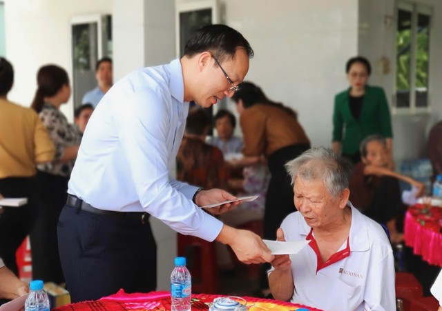 Tây Ninh thăm, tặng quà người có công nhân kỷ niệm 78 năm Ngày Thương binh - Liệt sĩ- Ảnh 1. Tây Ninh thăm, tặng quà người có công nhân kỷ niệm 78 năm Ngày Thương binh - Liệt sĩ- Ảnh 1.
