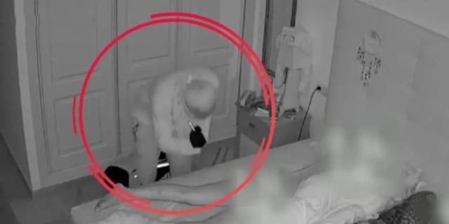 Xem lại camera, cặp đôi sốc nặng khi thấy cảnh trong phòng ngủ - Ảnh 1.