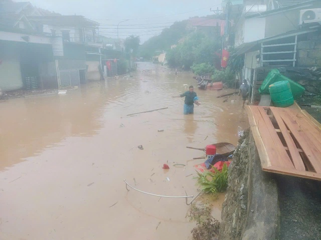 Lũ lên nhanh người dân miền núi Nghệ An thức trắng đêm chạy lũ, 1 người mất tích- Ảnh 5. Lũ lên nhanh người dân miền núi Nghệ An thức trắng đêm chạy lũ, 1 người mất tích- Ảnh 5.