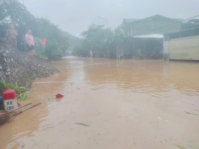 Lũ lên nhanh người dân miền núi Nghệ An thức trắng đêm chạy lũ, 1 người mất tích- Ảnh 1. Lũ lên nhanh người dân miền núi Nghệ An thức trắng đêm chạy lũ, 1 người mất tích- Ảnh 1.