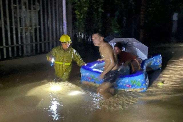 Nghệ An: Lũ về quá nhanh hàng nghìn ngôi nhà ngập sau trong biển nước - Ảnh 7.