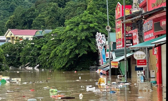 Nghệ An: Lũ về quá nhanh hàng nghìn ngôi nhà ngập sau trong biển nước - Ảnh 5.